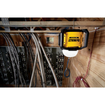 DCL074 LINTERNALED  COMPACTA 20V 5,000LM INALÁMBRICA SIN BAT Y CARG
